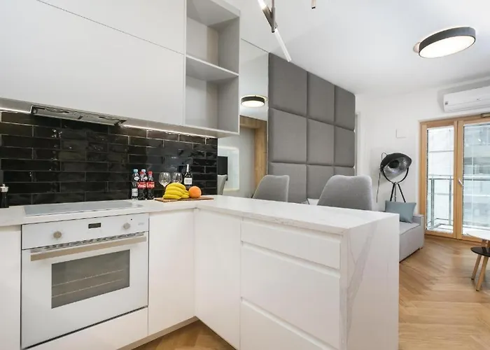 Urban Chic - Luxury 2-bedroom, Mennica Apartman Varsó