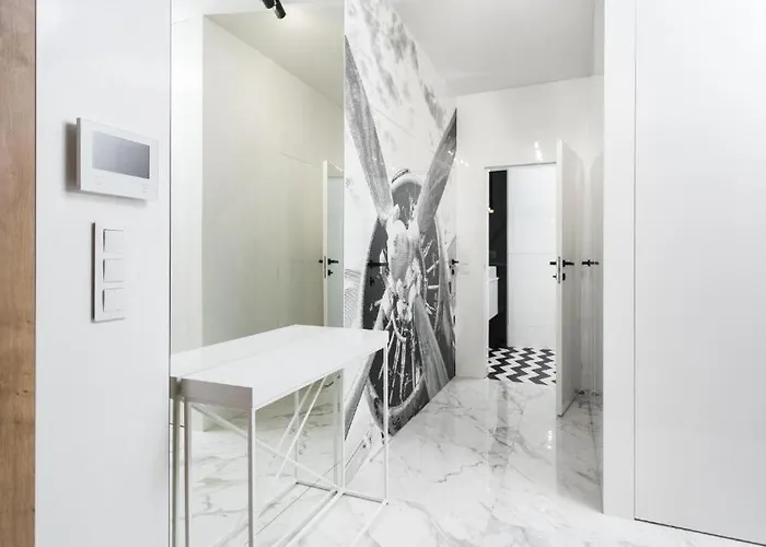 Urban Chic - Luxury 2-bedroom, Mennica * Varsó