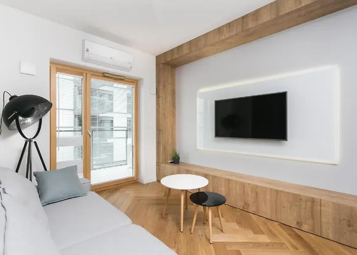 Urban Chic - Luxury 2-bedroom, Mennica Varsó