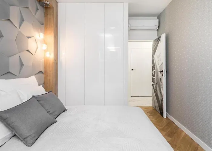 Apartman Urban Chic - Luxury 2-bedroom, Mennica Varsó