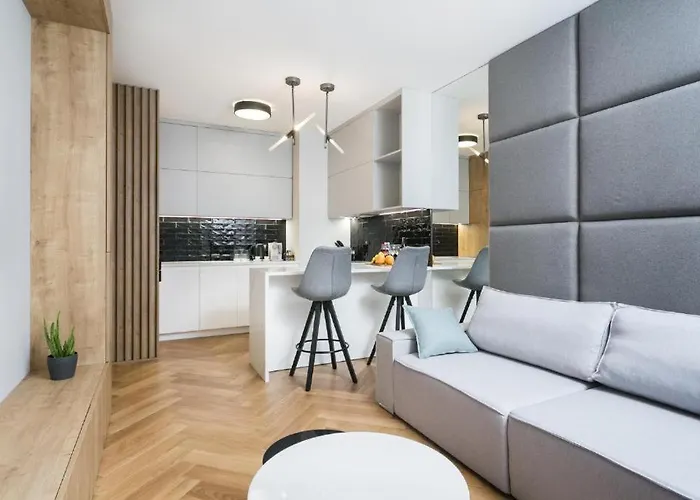 Urban Chic - Luxury 2-bedroom, Mennica Apartman Varsó