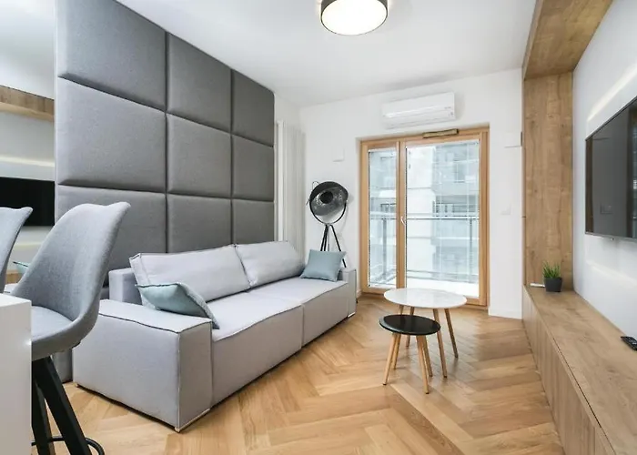 Urban Chic - Luxury 2-bedroom, Mennica Varsó