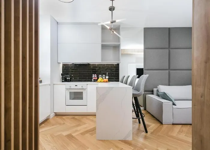 Urban Chic - Luxury 2-bedroom, Mennica Apartman Varsó
